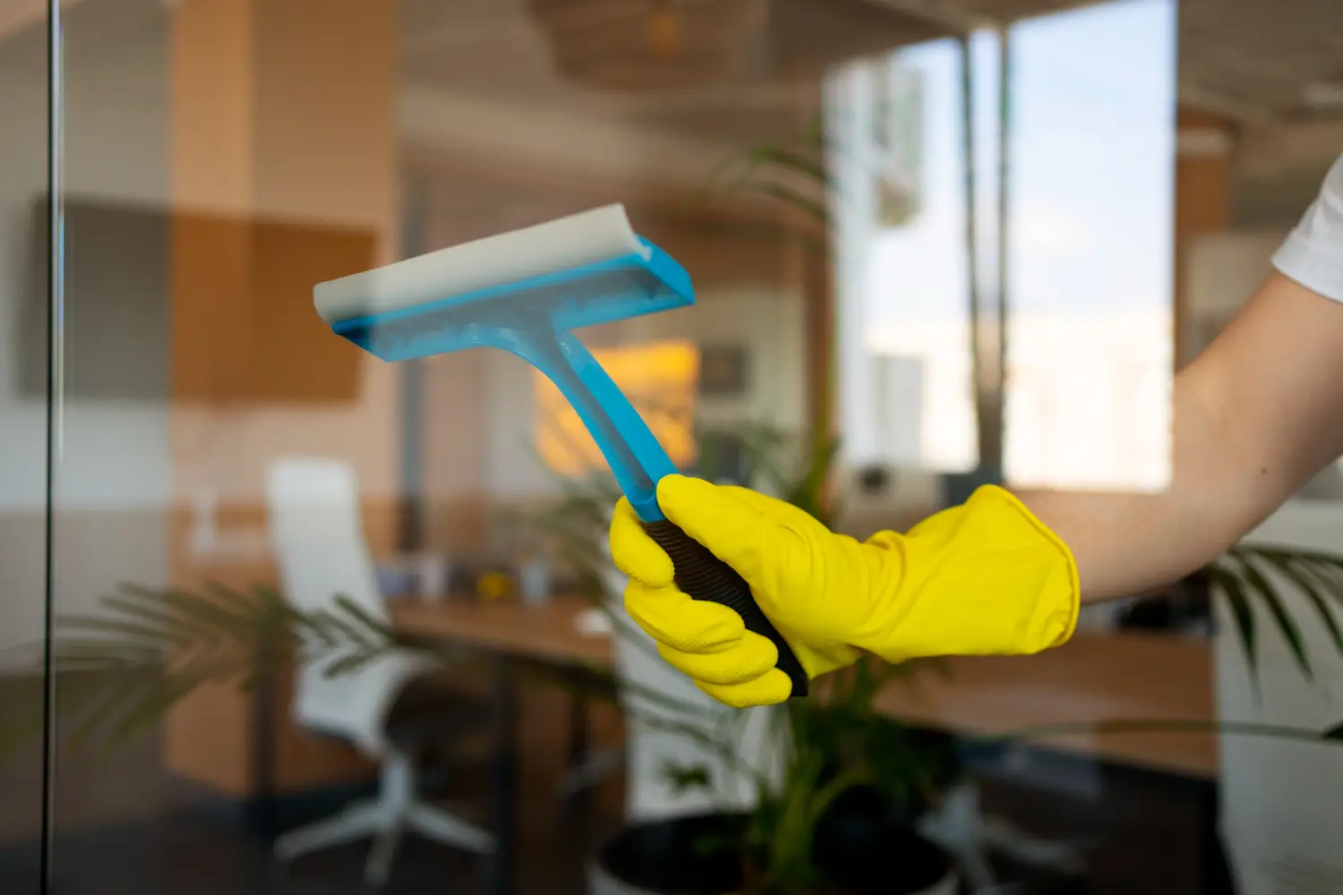 Read more about the article 5 Essential Tips for Mastering Window Cleaning: Your Expert Guide in Dubai